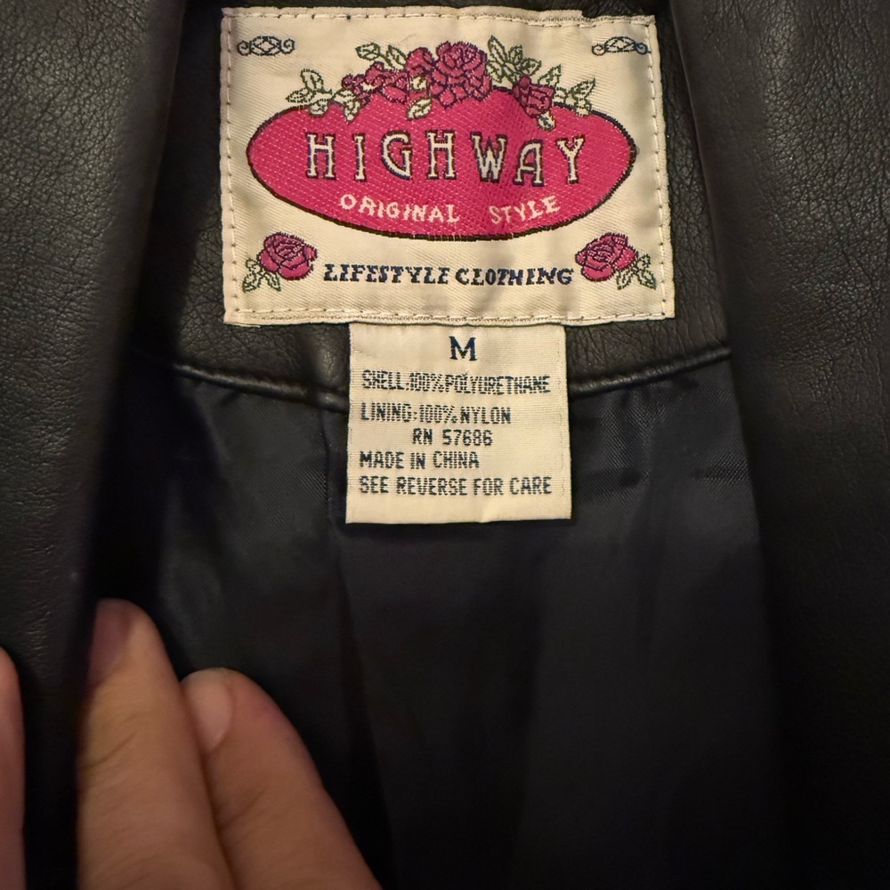 Stylish Black Leather Vest with Zipper Accents - Picture 2 of 6